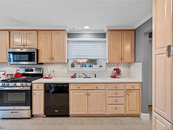 4th image of 1046 Norton Ave