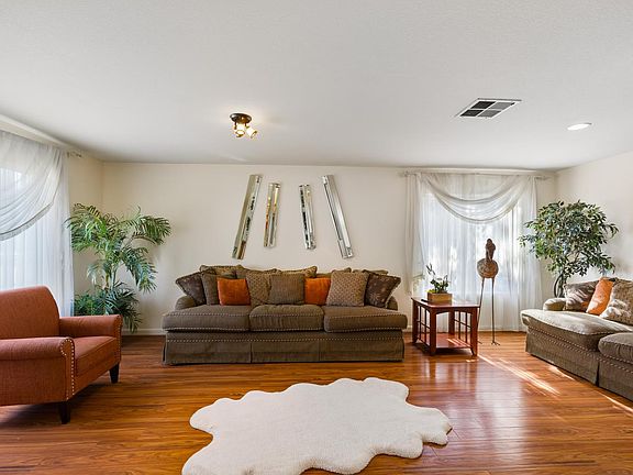 4th image of 2047 Sandpebble St