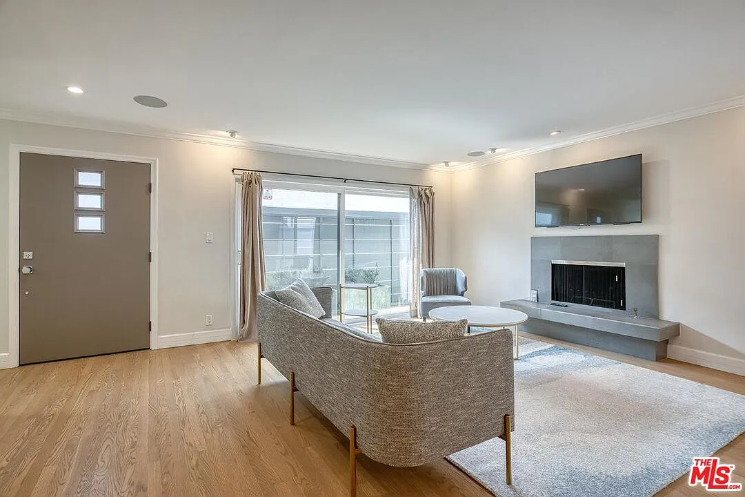 2 bed, 2.5 bath, 1260 sqft, $5,900 — Photo 3