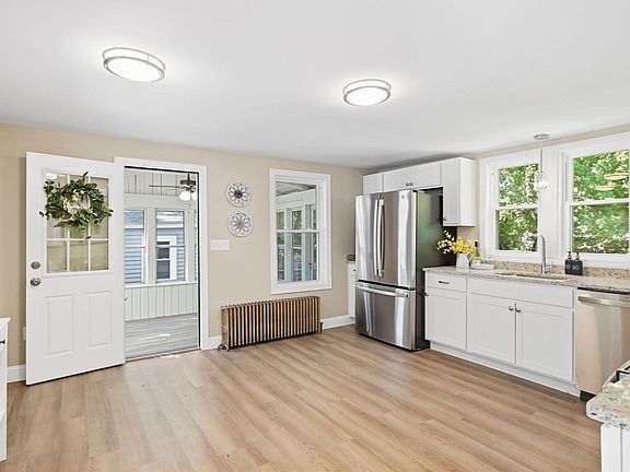 4th image of 1078 Granby Rd
