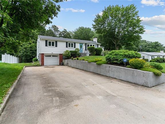 5th image of 15 Elmwood Dr