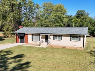 209 Country Club Ln, Bolivar, TN 38008