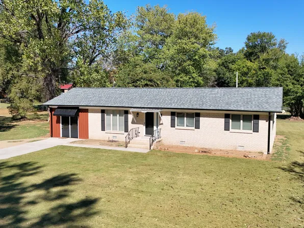 209 Country Club Ln, Bolivar, TN 38008