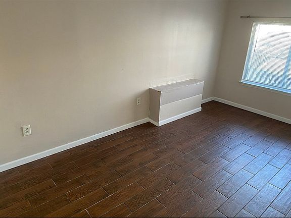 4th image of 38 Edward Ct Floor 1
