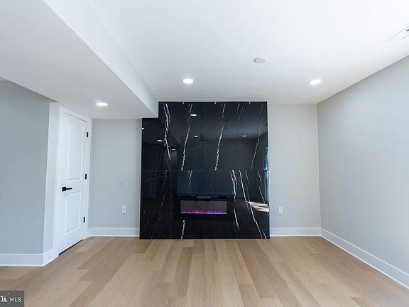 5th image of 793 Martin Ct W