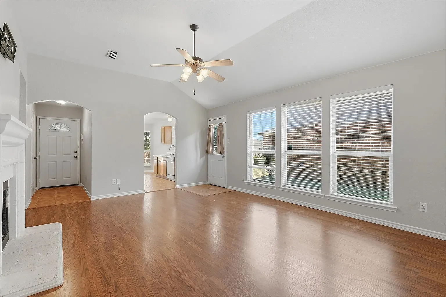 3 bed, 1321 sqft, $1,985 — Photo 2