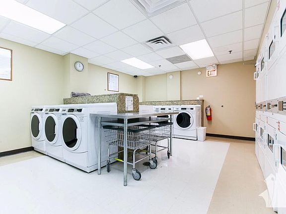5th image of 523 W Hawthorne Pl #2106