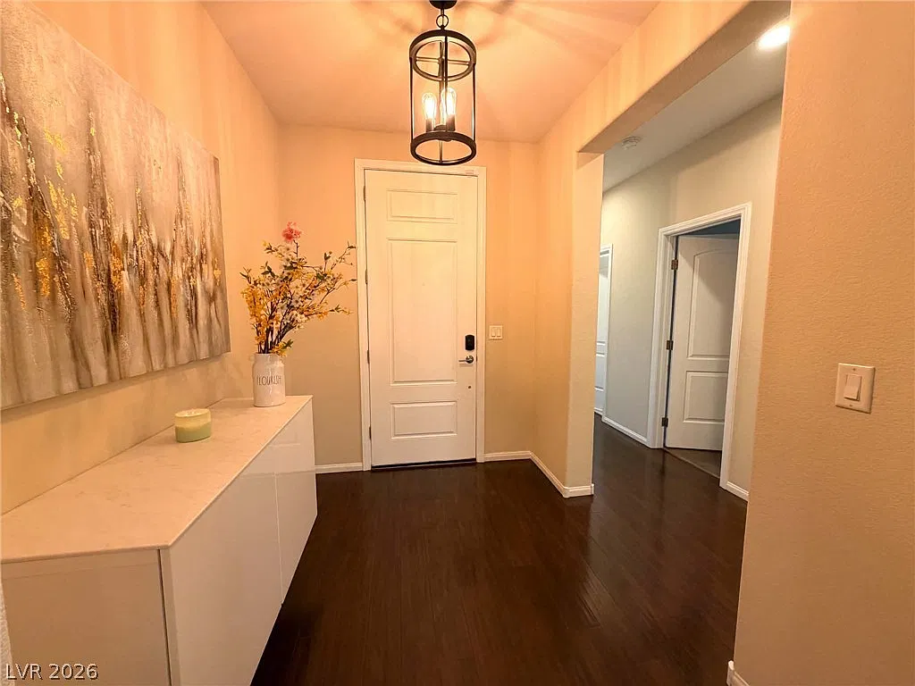 3 bed, 2.0 bath, 1847 sqft, $2,400 — Photo 4