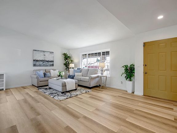 5th image of 30778 Tidewater Dr