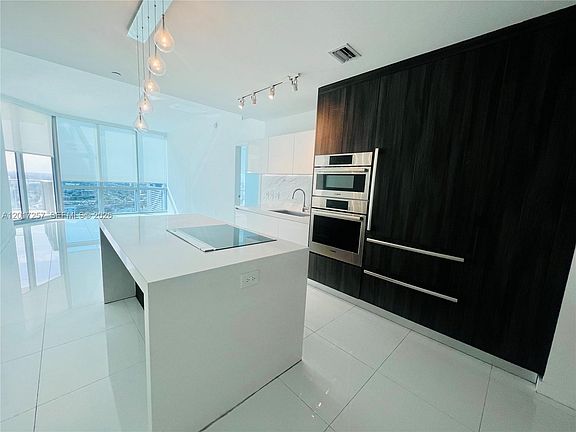 2nd image of 851 NE 1st Ave Unit 2808