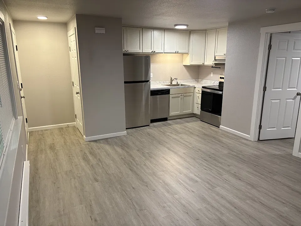 402 Stanford Dr #202