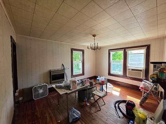 4th image of 1043 W Jackson St