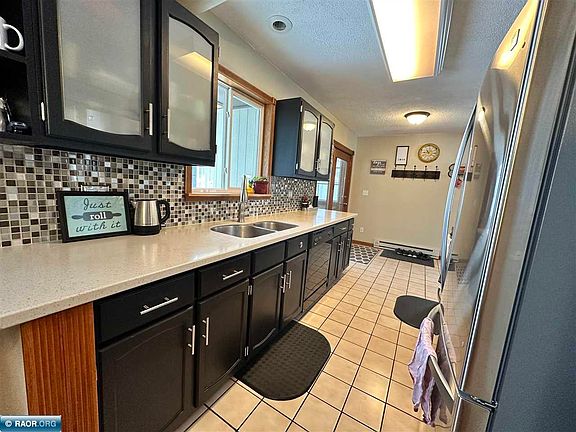 4th image of 24 Knob Hill Dr