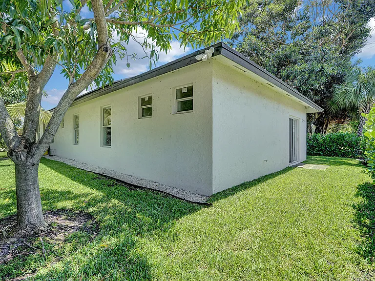 724 SW 9th St — Photo 9