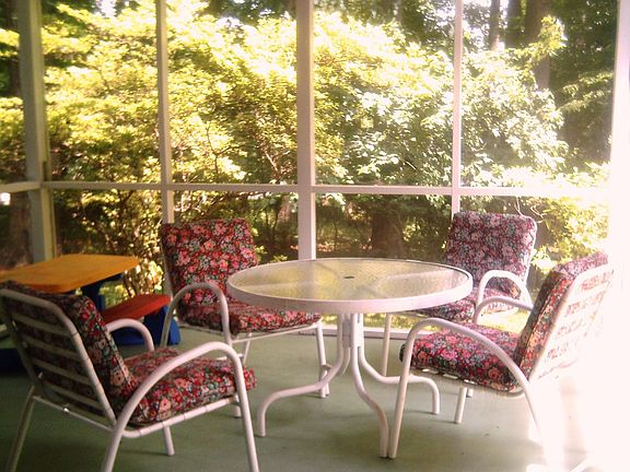 Screen-in Porch! Play;Eat Here!