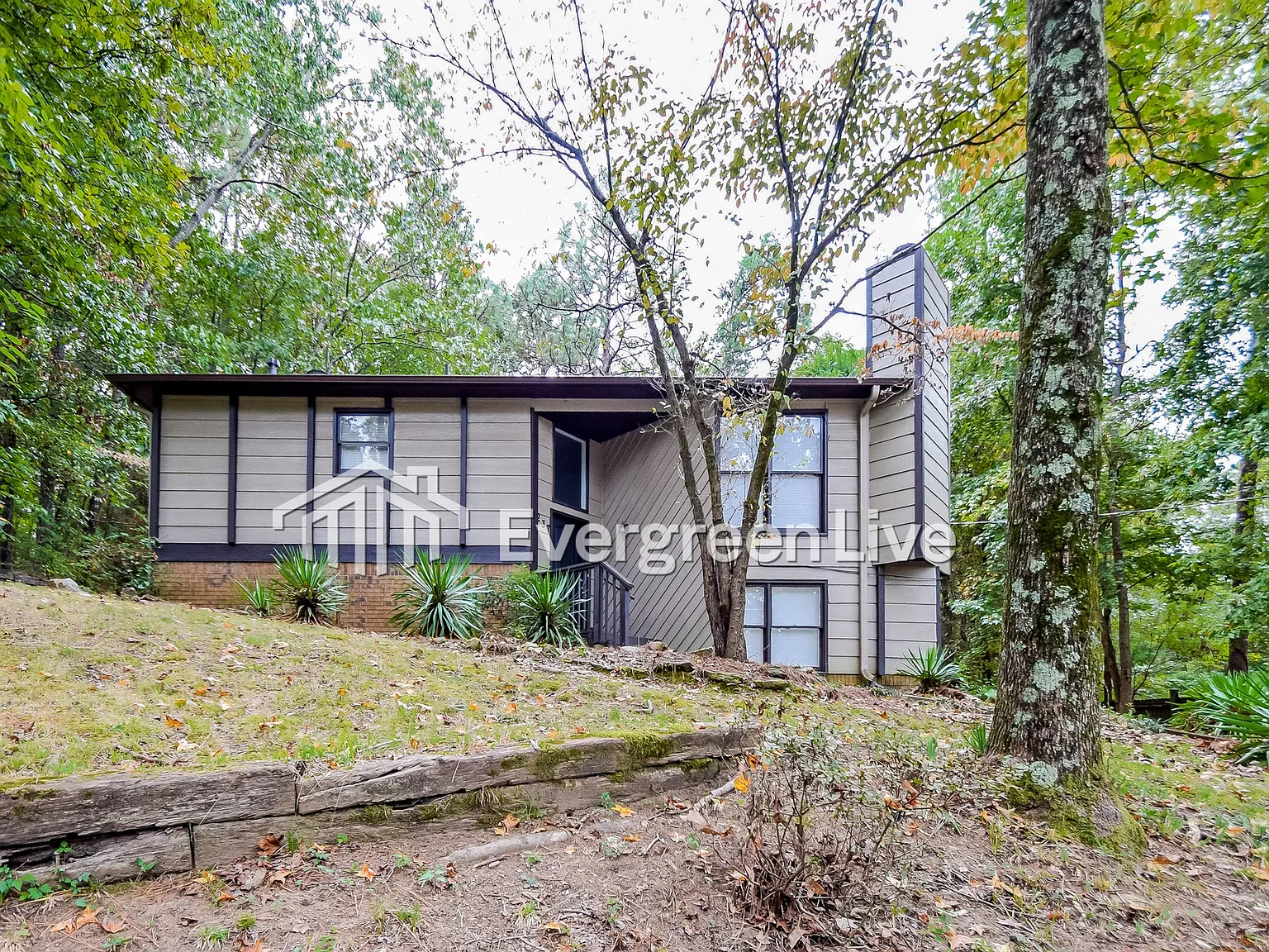 4 bed, 2.0 bath, 1286 sqft, $2,145 — Photo 2