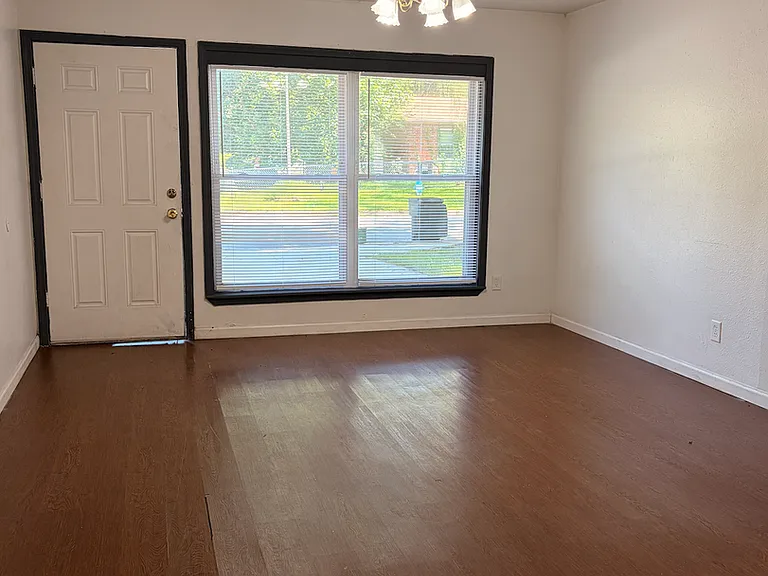 215-217 E Adobe St — Photo 4