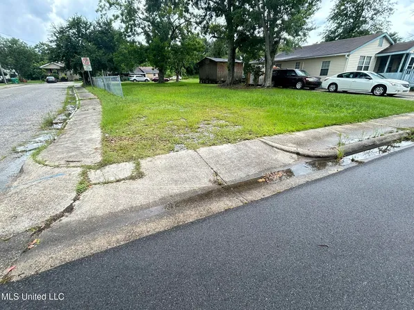 1306 Dupont Ave, Pascagoula, MS 39567