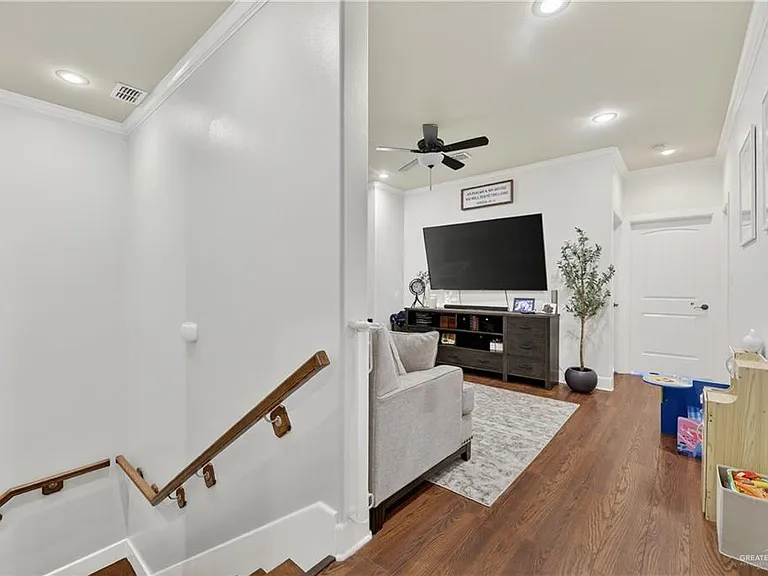 209 Robin Ave — Photo 11