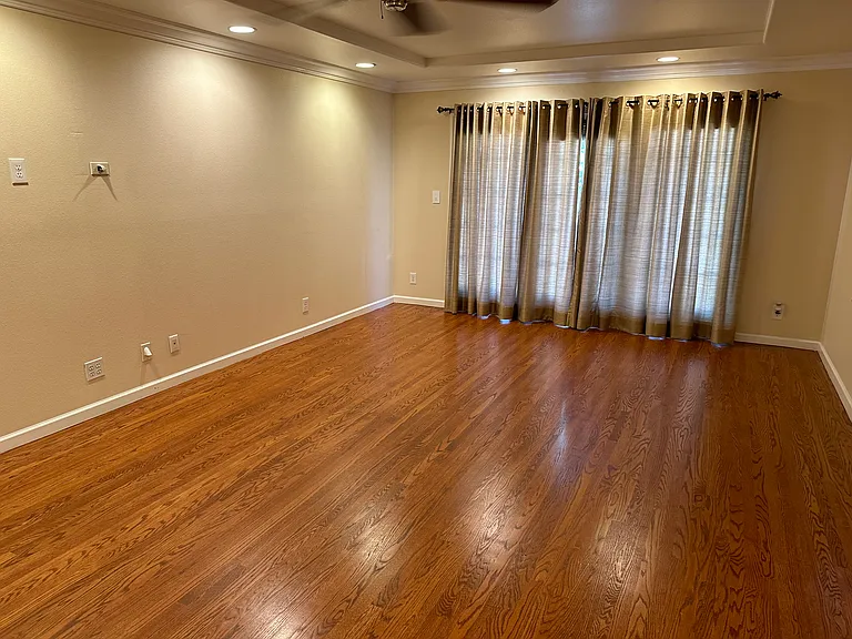 555 Clark Ct — Photo 5