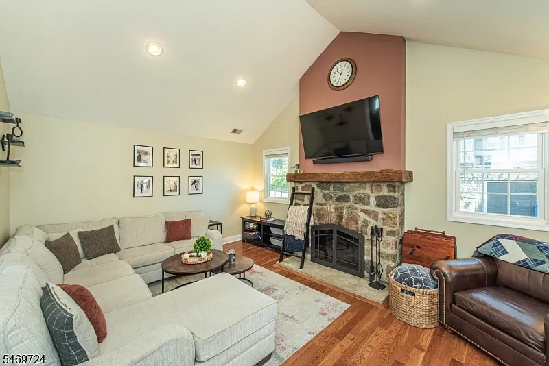 2 bed, 1.5 bath, $3,500 — Photo 2
