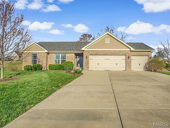 2nd image of 302 Fox Run Dr