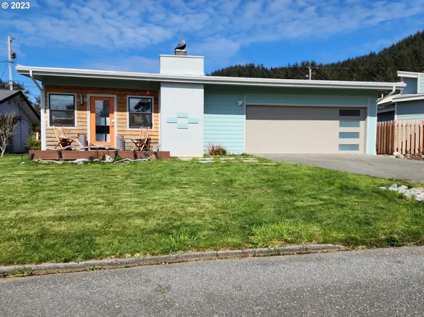 94031 Azalea Ln, Gold Beach, OR 97444