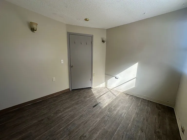 727 Washington St — Photo 32