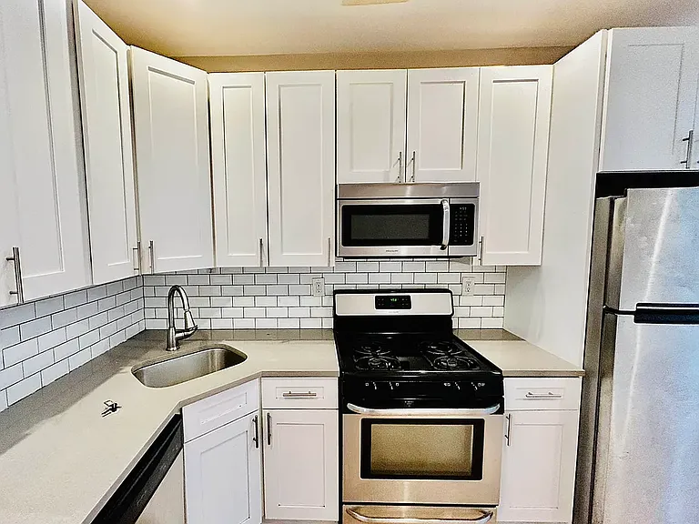 60-18 54th Pl #2R — Photo 6