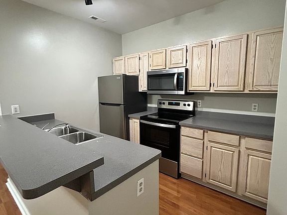 3rd image of 113 W Main St APT 201
