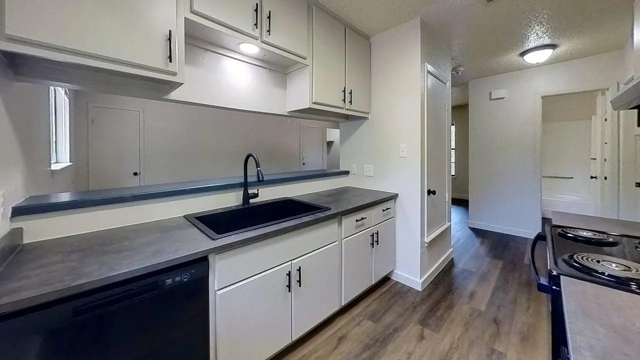 1015 W Martin Luther King Dr — Photo 1
