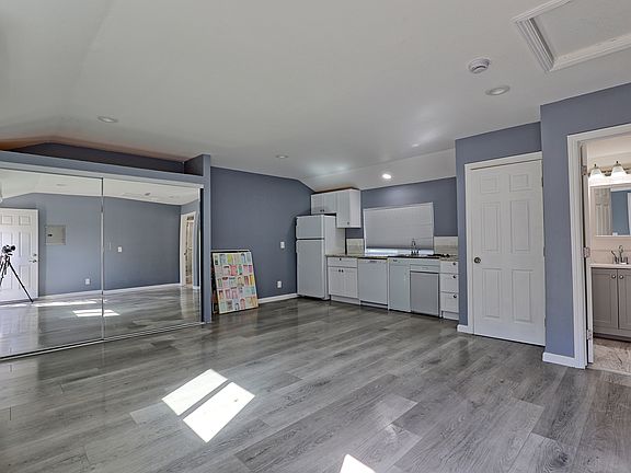 4th image of 471 Hillsdale Ave #469