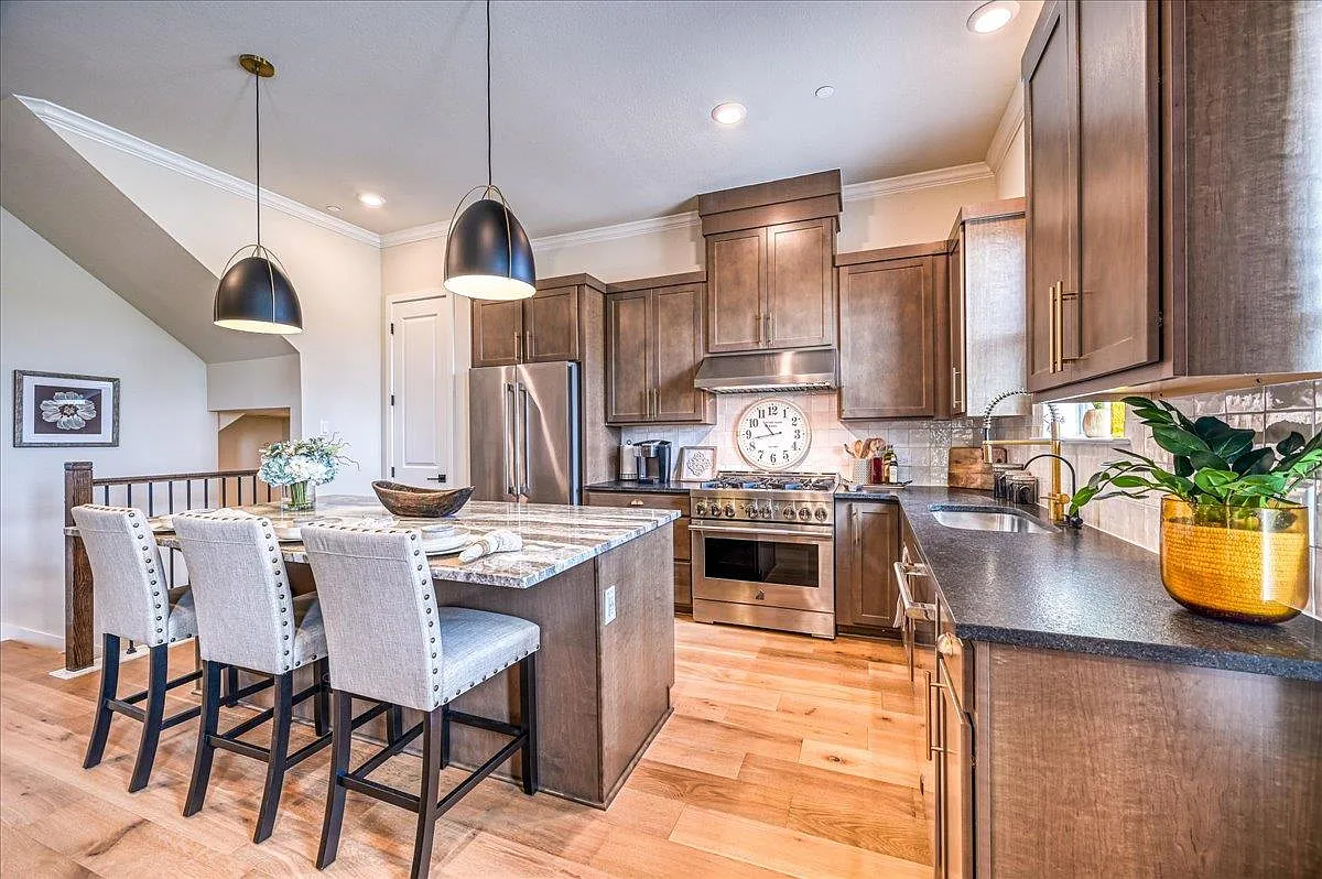 3 bed, 5.0 bath, 2987 sqft, $3,200 — Photo 4