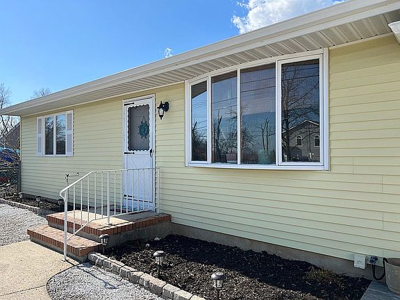 3rd image of 801 Windward Dr