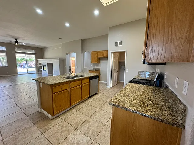 2136 Bowdoin St — Photo 12