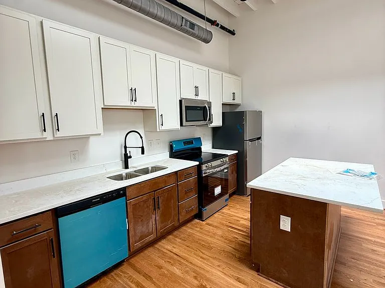 2033 W Broad St — Photo 4
