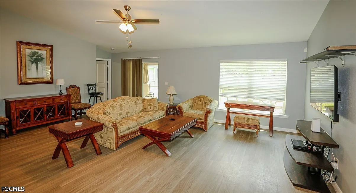 3 bed, 2.0 bath, 2045 sqft, $2,295 — Photo 2
