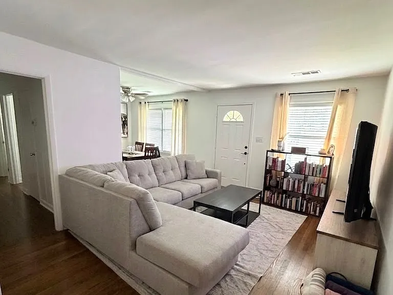 2820 Ivanhoe Ln SE — Photo 2