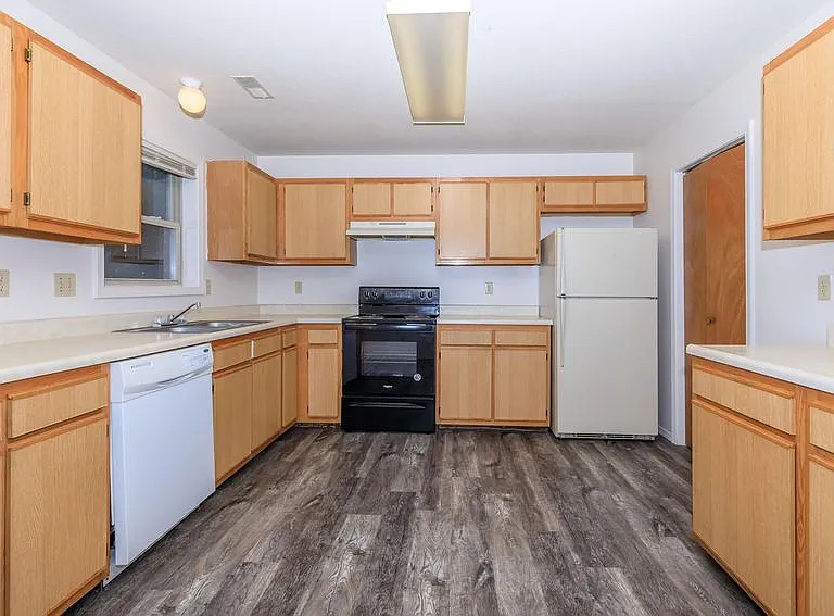 Regency Court Apartments — Photo 29