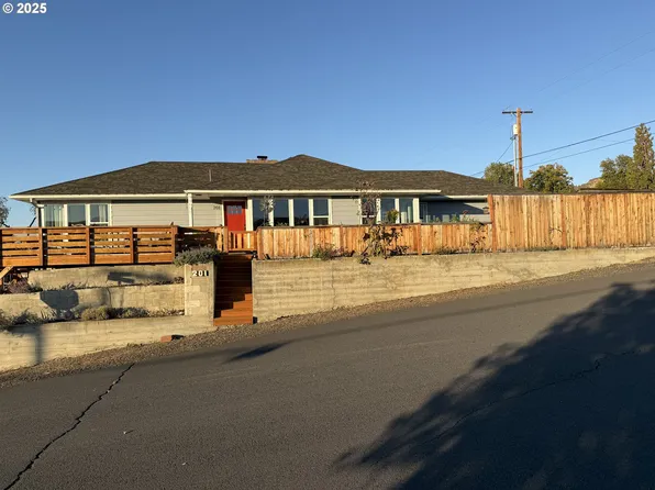 201 4th St, Maupin, OR 97037