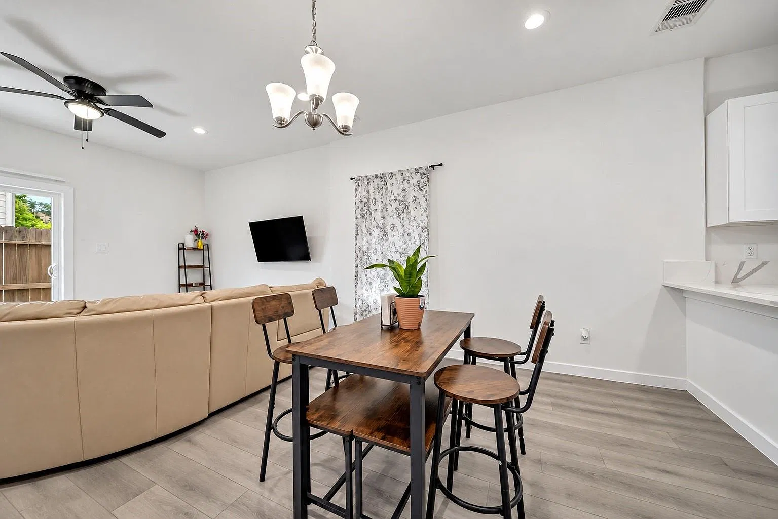 3 bed, 2.5 bath, 1235 sqft, $1,650 — Photo 4