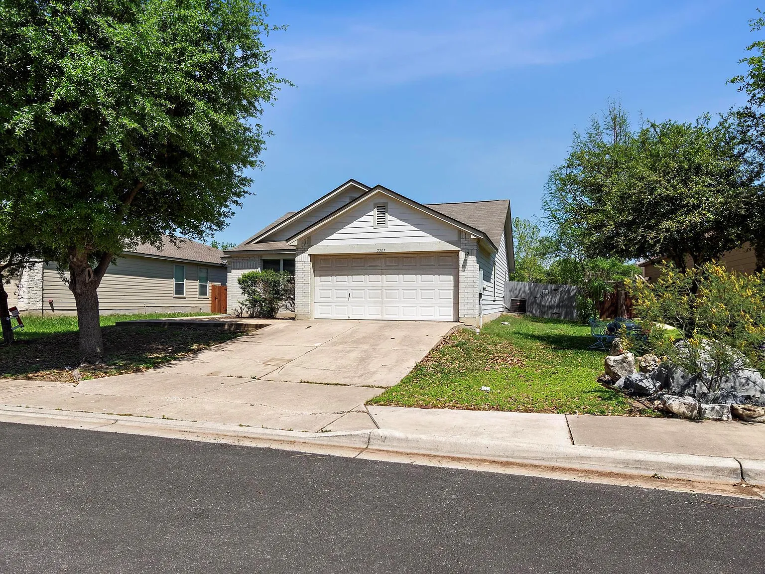 3 bed, 2.0 bath, 1648 sqft, $1,925 — Photo 2