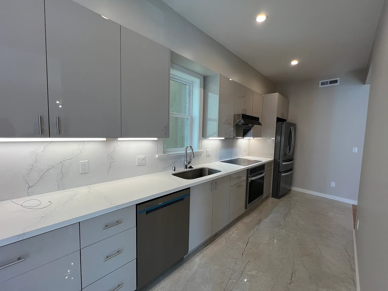 2 bed, 1000 sqft, $4,300 — Photo 4