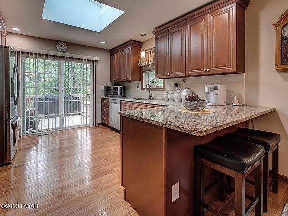 5th image of 1002 Bluebird Dr