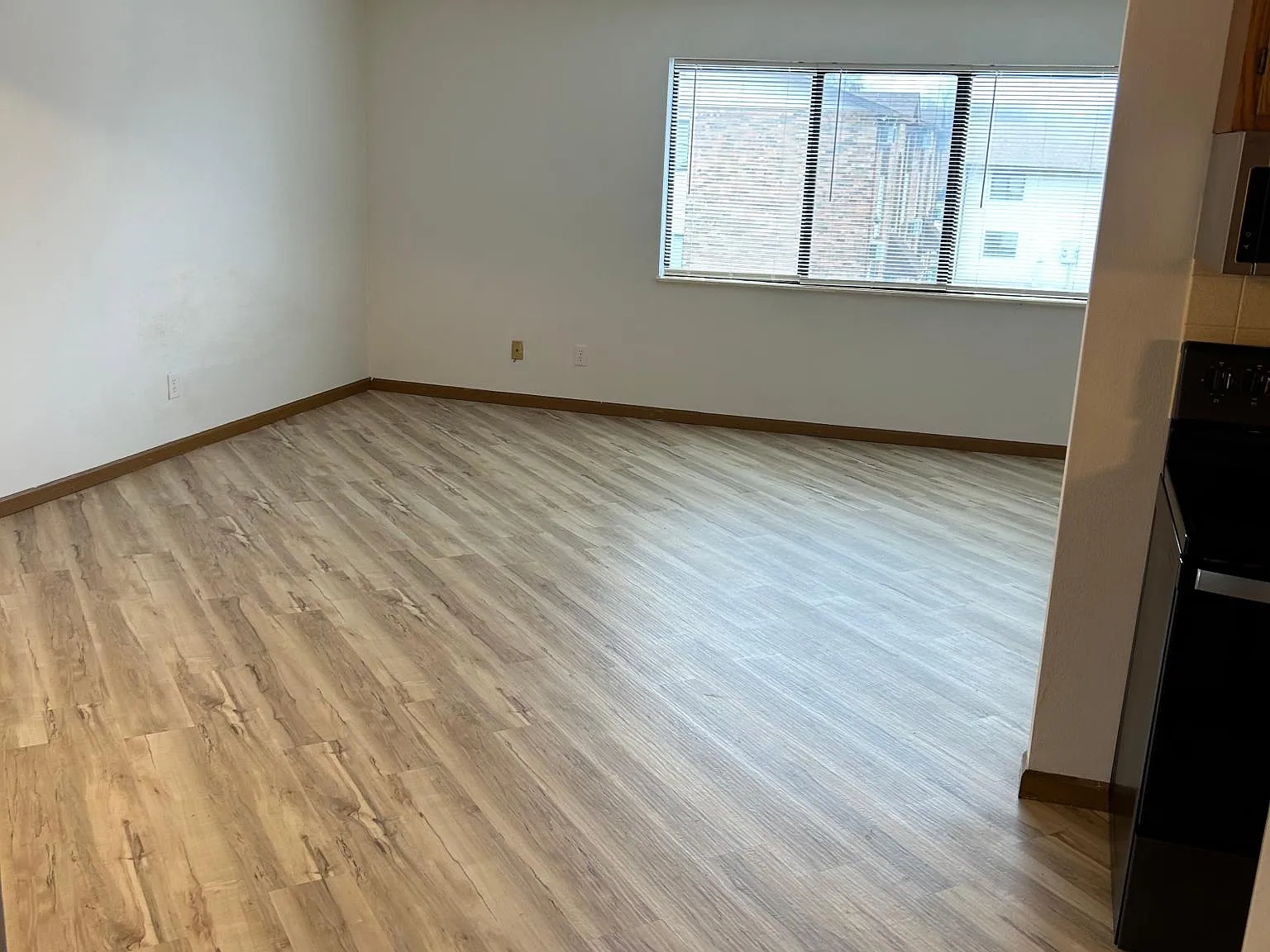 537 Vicksburg Dr — Photo 2