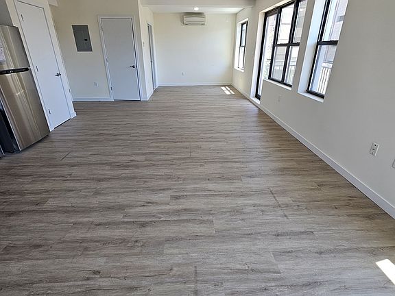 4th image of 1102 Banner Ave #3L