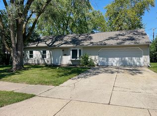 929 Southbridge Dr, Aurora, IL 60506