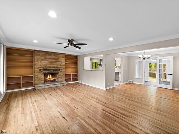 3rd image of 834 Stuart Dr
