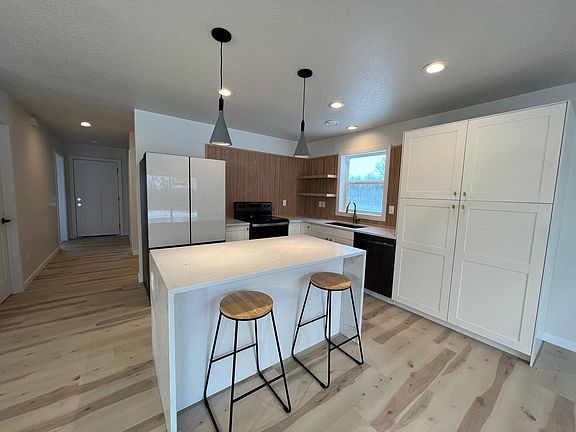 2nd image of 257 Paradise Pl