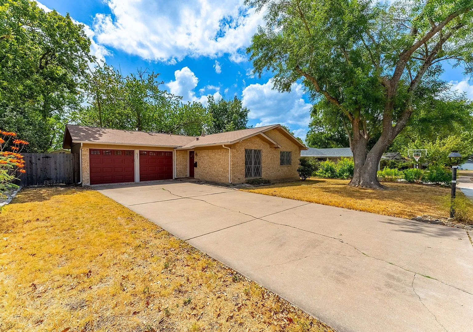 Centrally located 3bed/2 bath home in Huntland Heights! — Photo 1